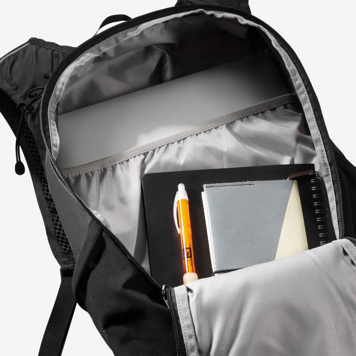 T8841096 Salomon fekete uniszex mindennapi táska trailblazer 20 fekete